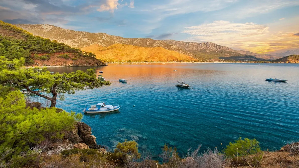 Alanya’dan Adrasan Suluada turuna katılan turistlerin turkuaz denizde yüzme molası vermesi