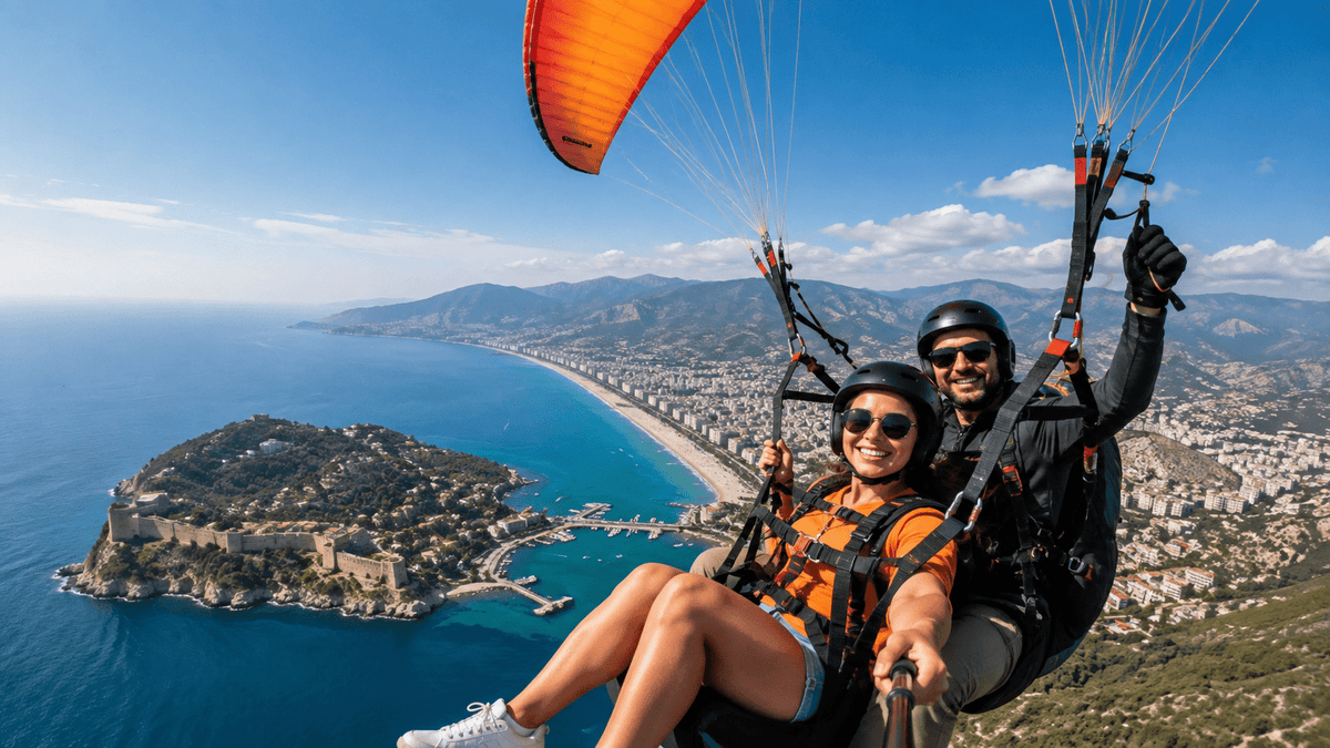 Teilnehmer beim Tandem-Gleitschirmflug über Alanya