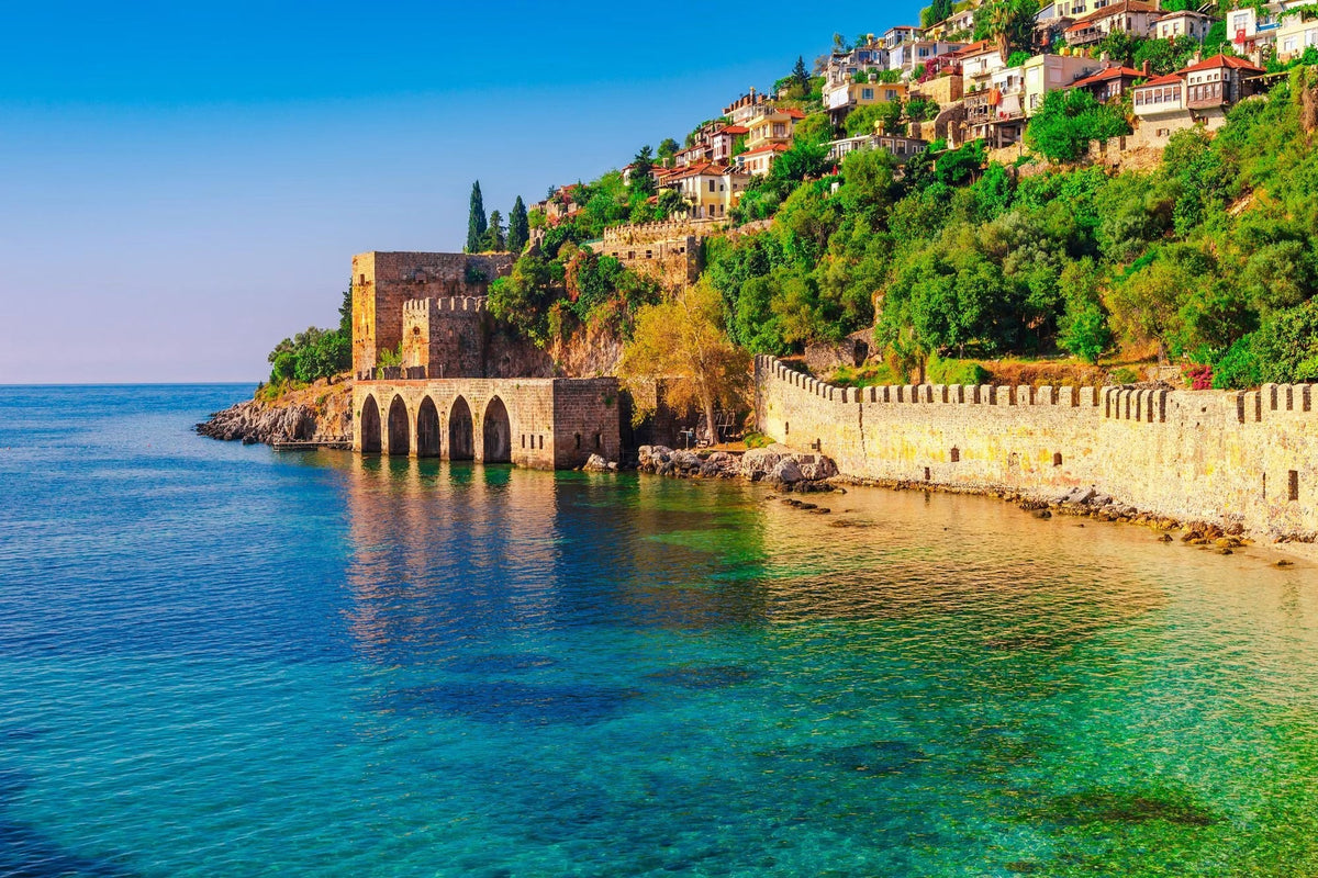Alanya merkezdeki kale ve liman manzarası
