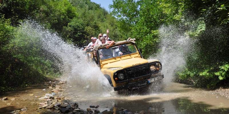 Alanya Jeep Safari turunda dağ yollarında ilerleyen açık üstü jipler
