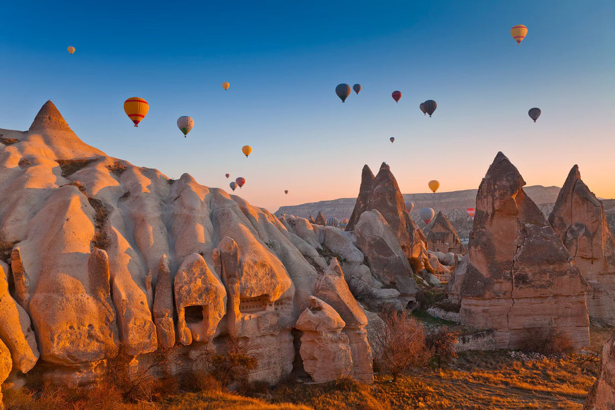 Kapadokya'da gökyüzünde uçan renkli sıcak hava balonları