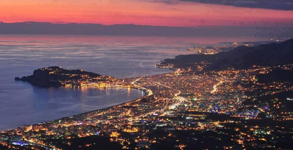 Alanya’da akşam saatlerinde gece turuna ve gösteri aktivitelerine katılan turistler