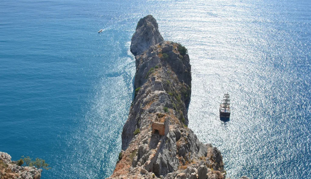 Alanya Catamaran Boat Tour with swimming breaks, music, sea views and Mediterranean coastline