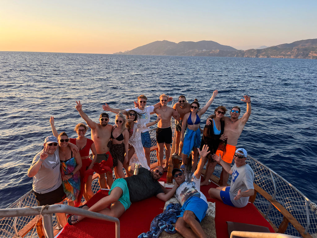 Alanya Relax Boat Tour to Delik Deniz and Kral Koyu with swimming breaks, sea caves and scenic Mediterranean views