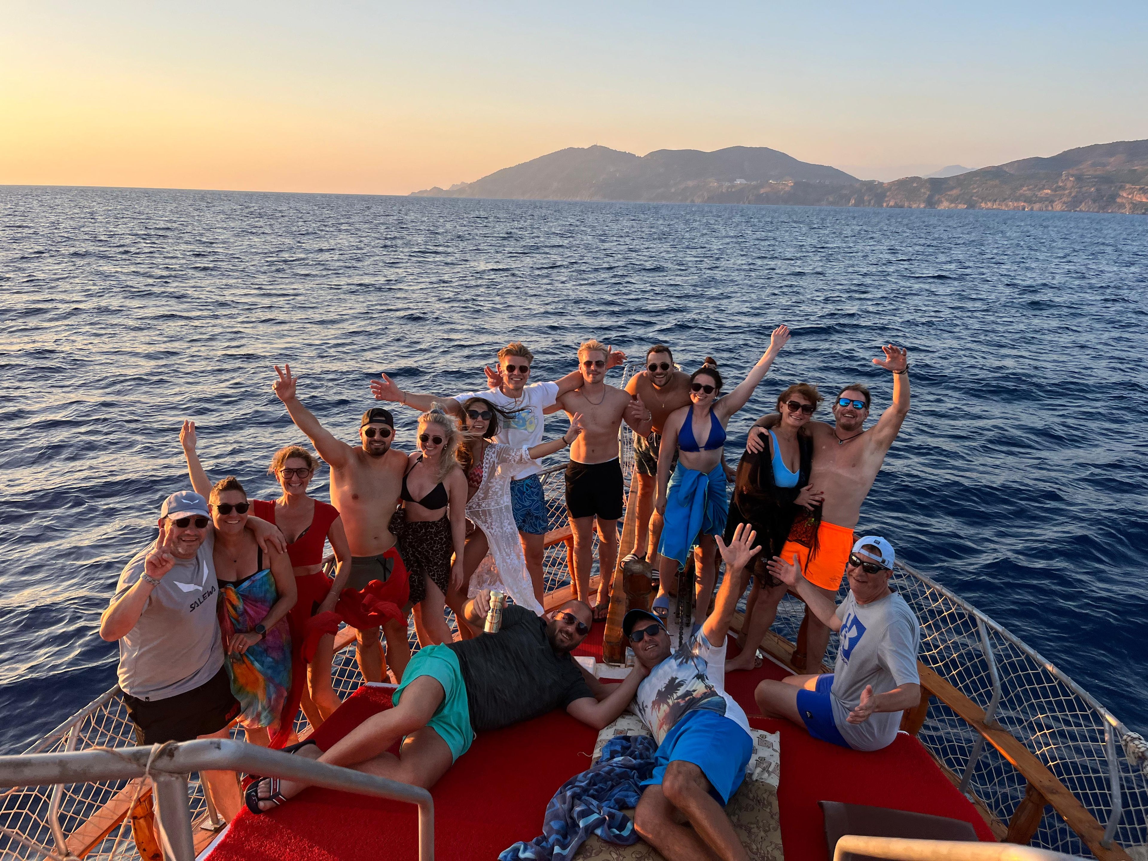 Alanya Relax Boat Tour to Delik Deniz and Kral Koyu with swimming breaks, sea caves and scenic Mediterranean views