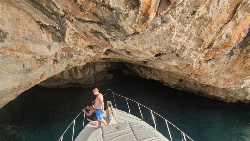 Alanya Private Boat Tour with exclusive yacht experience, swimming breaks and scenic Mediterranean views