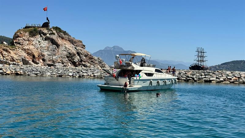 Alanya Private Boat Tour with exclusive yacht experience, swimming breaks and scenic Mediterranean views