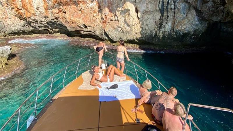 Alanya Private Boat Tour with exclusive yacht experience, swimming breaks and scenic Mediterranean views