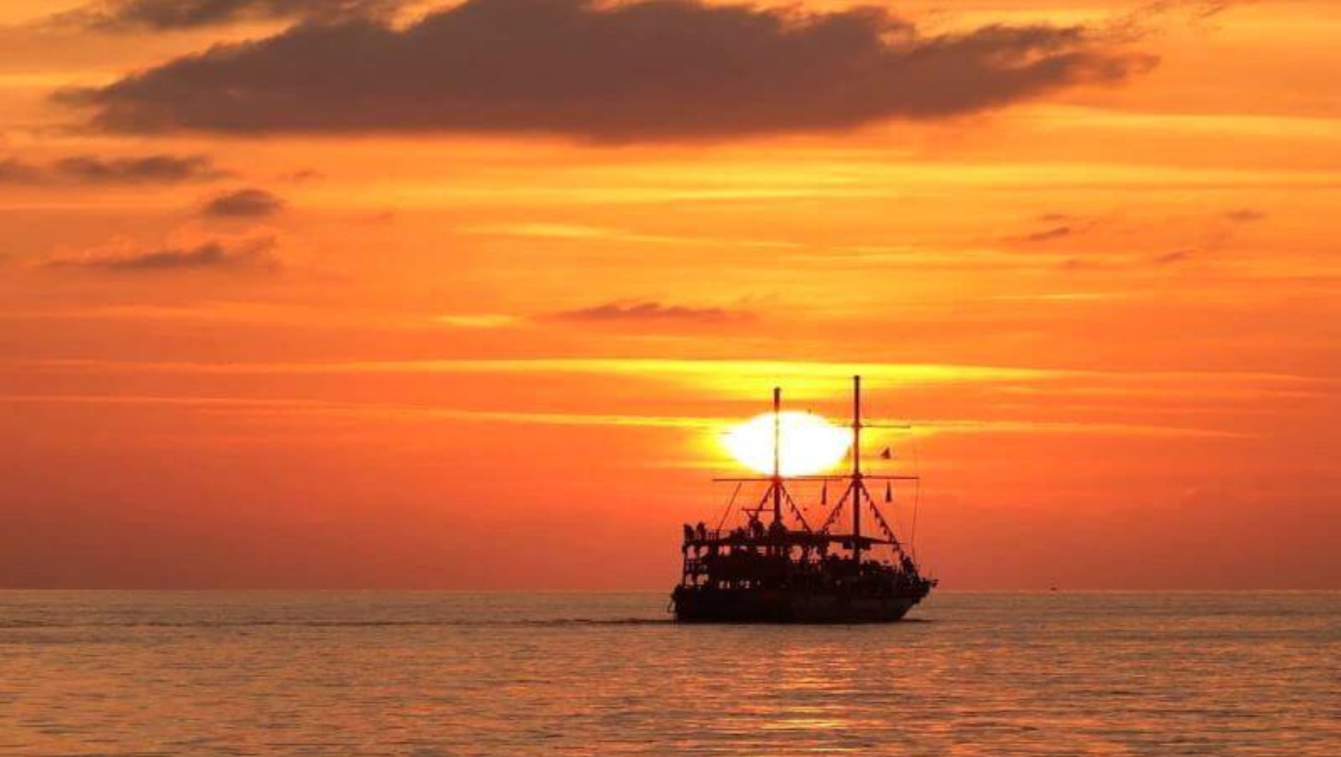 Alanya Sunset Boat Trip with Mediterranean sunset, sea views and relaxing evening cruise