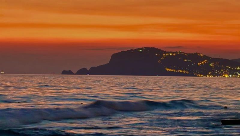 Alanya Sunset Boat Trip with Mediterranean sunset, sea views and relaxing evening cruise