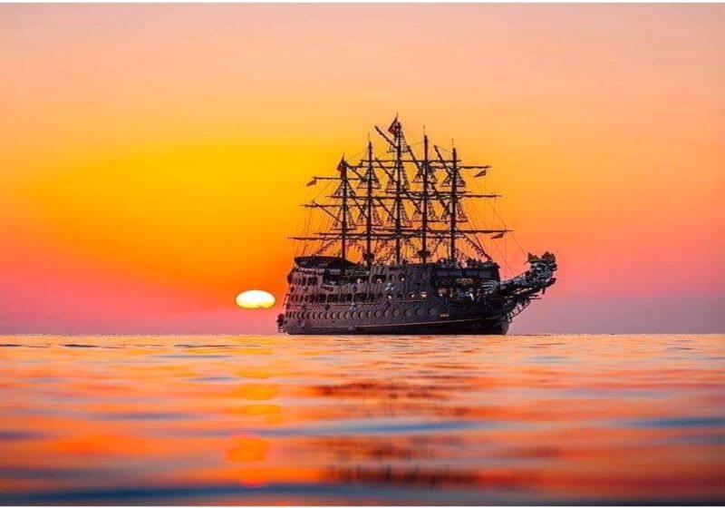 Alanya Sunset Boat Trip with Mediterranean sunset, sea views and relaxing evening cruise